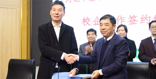 校企雙方領導簽字并交換協議書